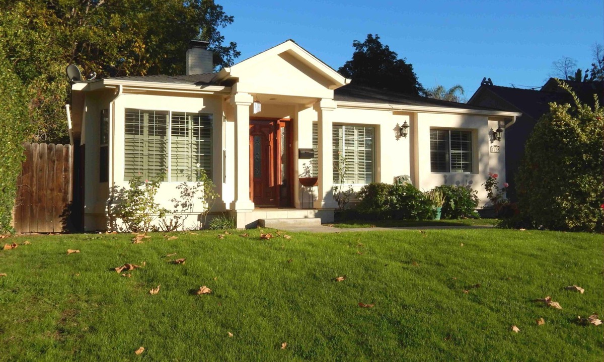 Sherman Oaks House | We require no menial chores or unreasonable fees! A charming LA cottage!