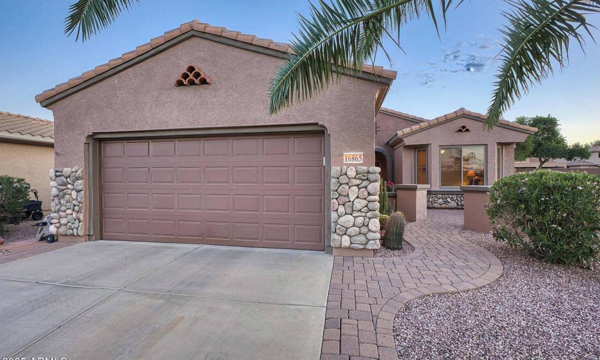 Surprise House | Well maintained and perfectly appointed 3 bedroom/2 bath home in The Grand