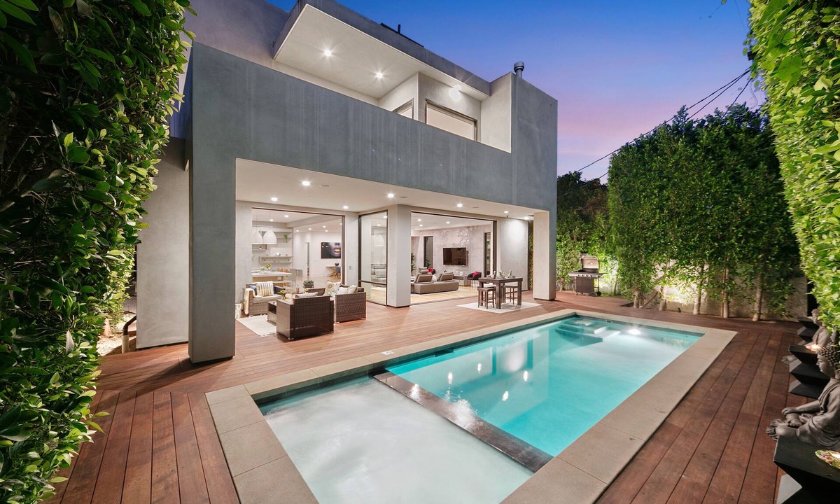 Melrose Villa | West Hollywood Prime Location 5 BR House Sleeps 10, Pool, Hot Tub & Parking