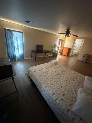Sheely Farms House | West Phoenix Master Room Bennet