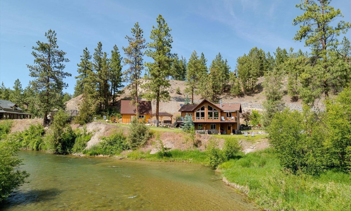 Lincoln County House | Where Your Gathering Meets the River—Only 20’ Away