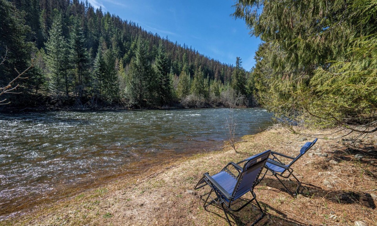 Troy Cabin | Yaak Riverfront Cabin - Hunting, Fishing & Family Get Away!