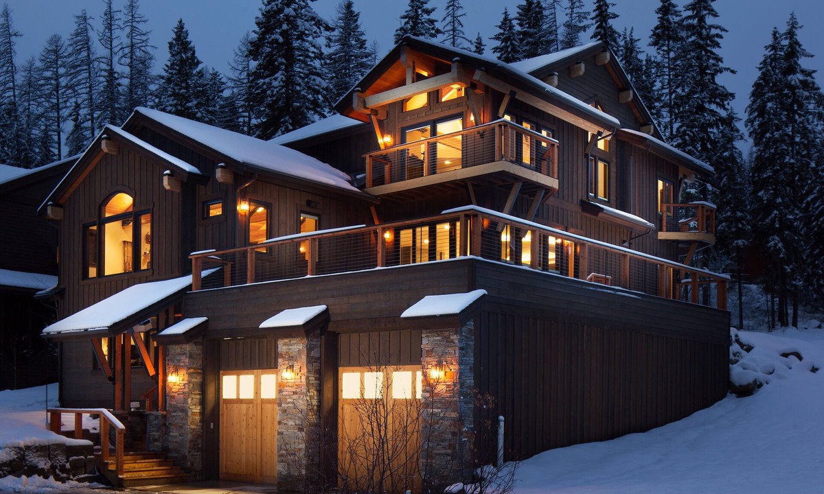 Whitefish House | ZERO steps from patio to ski/hiking trail! Contact owner for just in time deals.