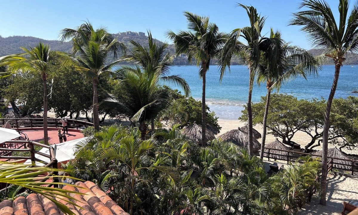 Playa Las Gatas Hotel | Zihuatanejo Hilton on Playa La Ropa Beachfront Large 2 BR Villa