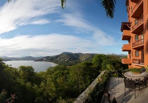 3 Bdrm Waterfront Apartment Overlooking Playa La Ropa