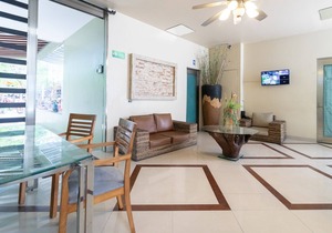 Bright Modern Condo with balcony overlooking 5th Ave. 4 minute walk to the beach