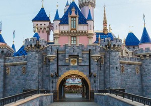 Disney Fun Starts Here! 2 Beautiful Units, Pool, Onsite Dining, Near Disneyland