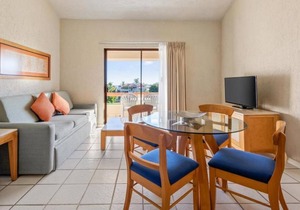 Hotel ∙ Stylish 1BR Junior Suite Near Las Palmas Park