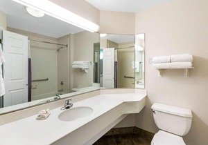 Ideal Location! Free Parking, Onsite Pool, Free Breakfast