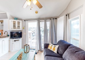 Perfect getaway on the canal w/ shared pool, outdoor seating, central AC & more