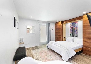 Prime DTPH Location w Pool and Parking