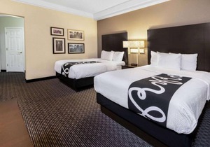Prime Location! 2 Sleek Units, Onsite Pool, Free Parking, Free Breakfast