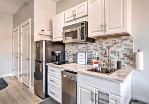 Renovated Henderson Studio: Balcony & Lake Access!