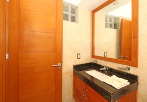 😍ROMANTIC GETAWAY😍AMAZING OCEAN VIEWS -HOP, SKIP & JUMP TO THE BEACH -GR8 POOL
