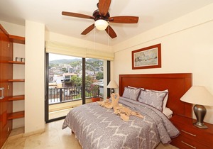 😍ROMANTIC GETAWAY😍AMAZING OCEAN VIEWS -HOP, SKIP & JUMP TO THE BEACH -GR8 POOL