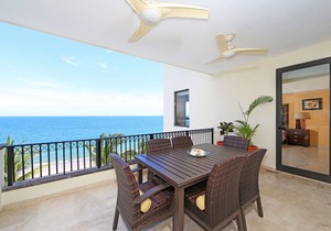 😍ROMANTIC GETAWAY😍AMAZING OCEAN VIEWS -HOP, SKIP & JUMP TO THE BEACH -GR8 POOL