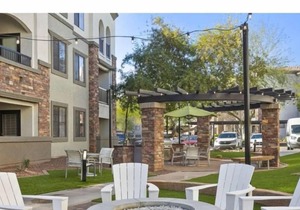 Stunning 1BR Condo in Zone Luxe with Pool & Gym