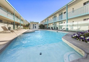 Walkable DTPH Studio w/Pool and Parking