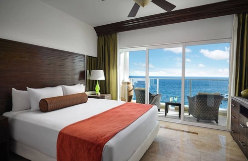 Cabo Bello Resort | 1-Bedroom Oceanview Suite at Sirena Del Mar.