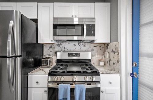 Roosevelt Condo | 10 Chelsea Place On The Park, In Heart Of Downtown