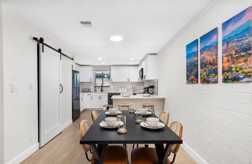 Encanto Apartment | 10 mins to DT PHX|Sleeps 7|King Bed + 2 Queens!