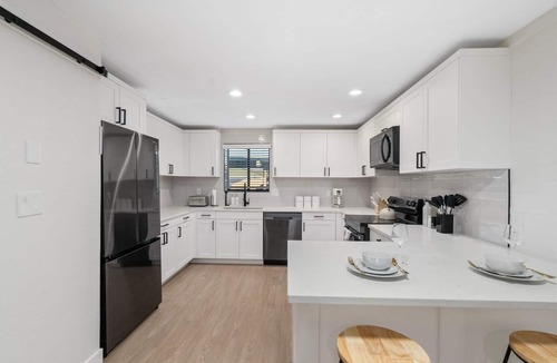 Encanto Apartment | 10 mins to DT PHX|Sleeps 7|King Bed + 2 Queens!