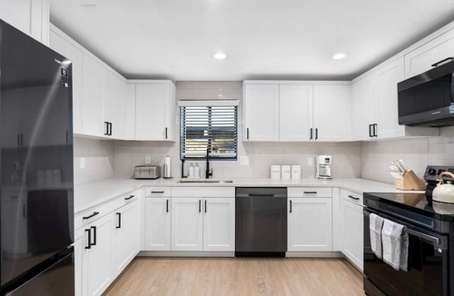 Encanto Apartment | 10 mins to DT PHX|Sleeps 7|King Bed + 2 Queens!