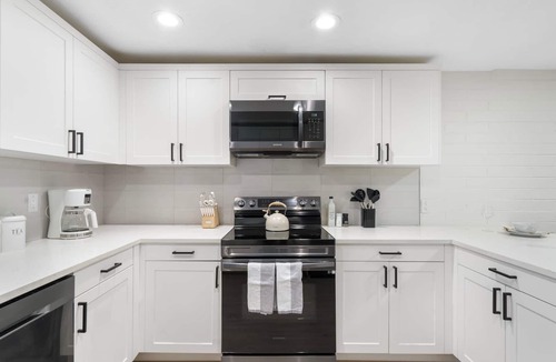 Encanto Apartment | 10 mins to DT PHX|Sleeps 7|King Bed + 2 Queens!