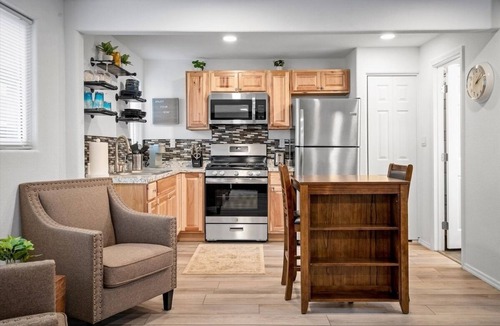 Roosevelt Condo | 11 Chelsea Place On The Park, In Heart Of Downtown