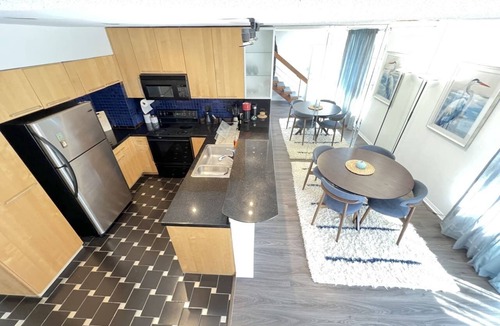 Wilshire Montana Apartment | #11 Modern 2-BR sanctuary walk to shops & beach