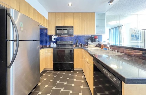 Wilshire Montana Apartment | #11 Modern 2-BR sanctuary walk to shops & beach