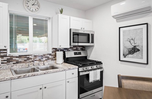 Roosevelt Condo | 15 Chelsea Place On The Park, In Heart Of Downtown