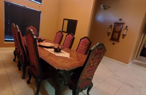 La Joya House | 15 minutes to downtow convention center walking distance to walmart