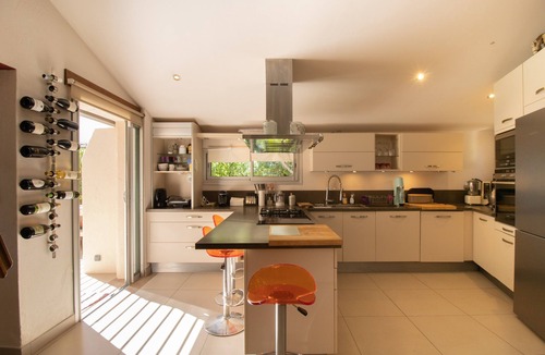 Santa Giulia Villa | 2 471/5 000 Villa A Cala d Oro with private beach, garden with sea view, Wi-Fi and AC