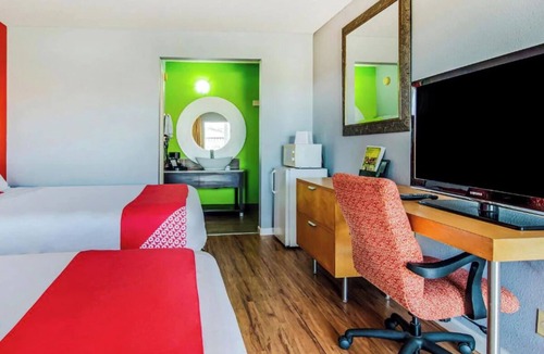 Ridgecrest Hotel | 2 Affordable Rooms with 2 Queen Beds Perfect for Families Exploring Ridgecrest