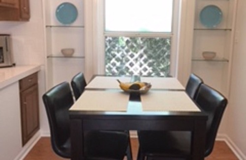 Ocean Park Cottage | 2 bed Chic Santa Monica/ Venice Beach. 8 min. walk to beach!