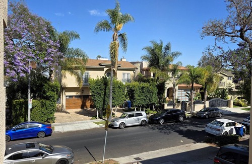 Beverly Hills Apartment | 2 Bedroom + 2 bath apt 5 minutes from Rodeo Dr. Walk to Restaurants and Markets