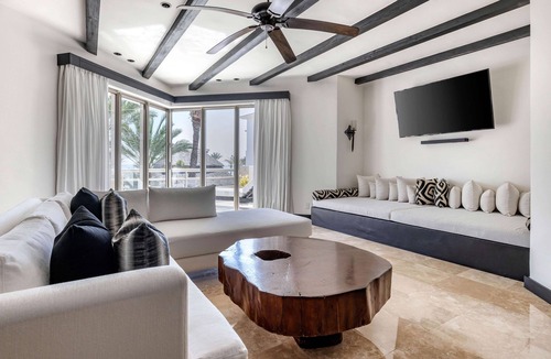 Zona Hotelera Hotel | 2 Elegant 3BR Suites w/Ocean View – 5-Min Drive to Historic Plaza Mijares