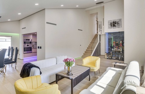 Granada Hills South House | < 2 Mi to CSUN! High-End Retreat w/Outdoor Oasis