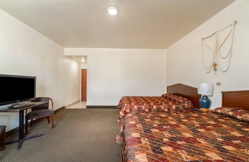 Brownsville Hotel | 2 Pet-Friendly Rooms near Camille Lightner Playhouse