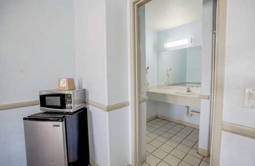 Hesperia Apartment | 2 Queen Beds|Non-Smoking