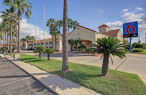 Edinburg Apartment | 2 Queen Beds|Nsmk, Kitchen