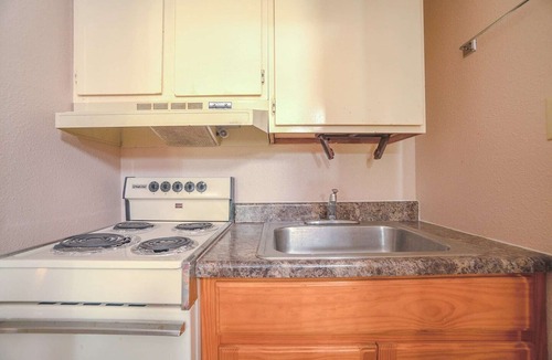 Weslaco Apartment | 2 Queen Beds with Kitchenette