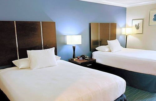 Old Towne Hotel | 2 Queen Jacuzzi Balcony Stay Near Beach, Pier with Breakfast Included