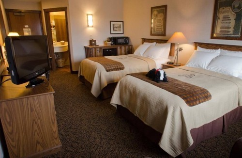 Onalaska Hotel | 2 Queen Room | Breakfast & Hot Tub | 6mi to Children's Museum
