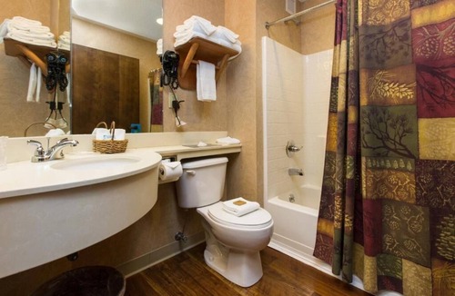 Onalaska Hotel | 2 Queen Room | Breakfast & Hot Tub | 6mi to Children's Museum