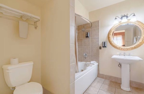 Yuma Townsite Hotel | 2 Queen Room Stay | Onsite Pool & Gym | Close to Colorado River Trails
