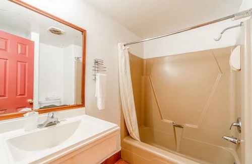 Brownsville Hotel | 2 Rooms for a Convenient Stay near Brownsville Museum & Historic District