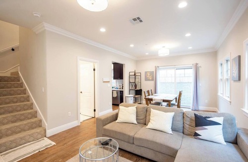 Mid Central House | 2-story/spacious/secure close to food/stores