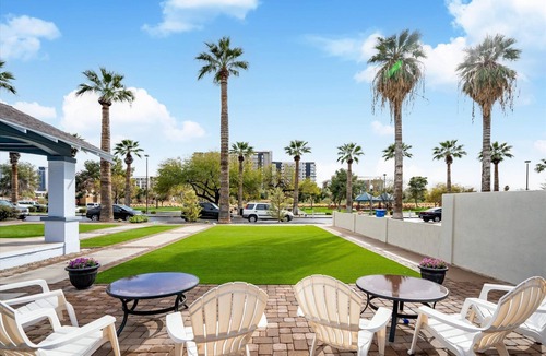 Roosevelt Condo | 20 Chelsea Place On The Park, In Heart Of Downtown